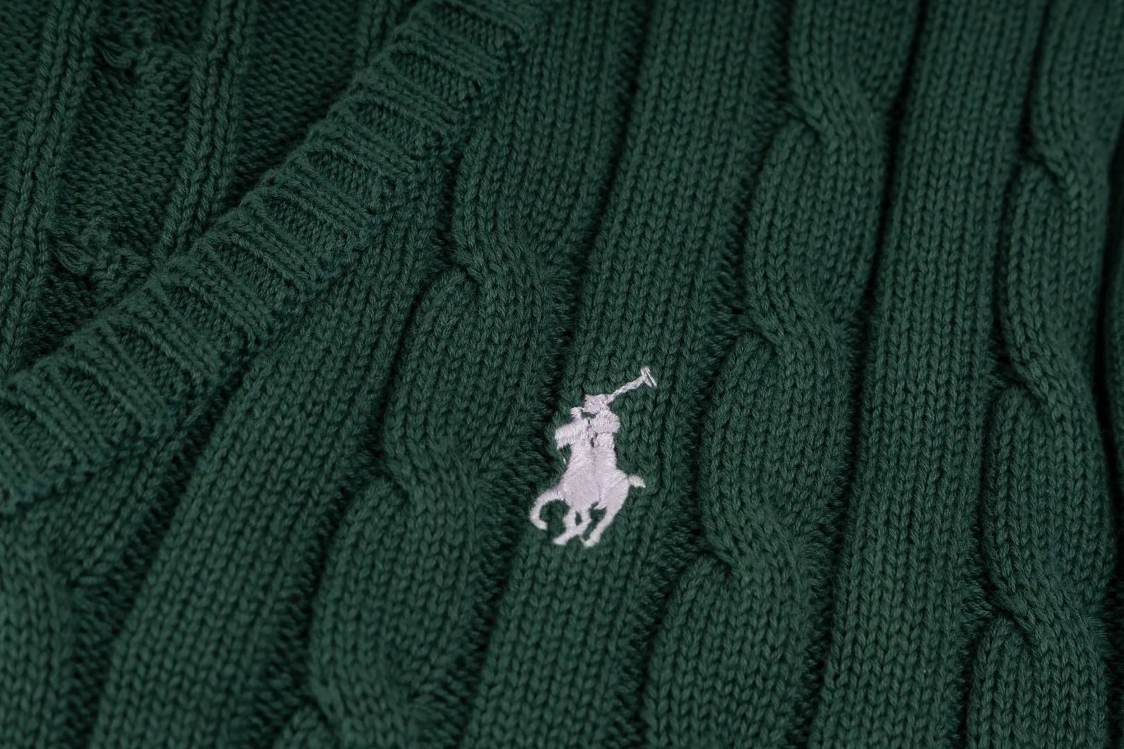P210 #R90 RALPH LAUREN Thirteen colors of Ralph Lauren classic small label embroidery V-neck pullover cable cardigan sweater women's top, high-density LOGO embroidery on the chest, original customization of tag accessories. Made of pure cotton yarn, pure cotton is skin-friendly and comfortable, small label war horse embroidered twist button V-neck sweater🐎High quality, follow the blogger to learn how to wear it! Let’s buy a Ralph Lauren cable sweater. It’s a super hard-to-find series after it became popular. It’s hard to find one on the official website. It’s simple and practical to wear, with a lazy and loose feel. The thickened fabric has more texture, feels soft and delicate, and has a loose fit. Whether worn alone or layered, you can wear different styles of fashion with just one piece!   Size： Sleeve length: 60/61/62/63